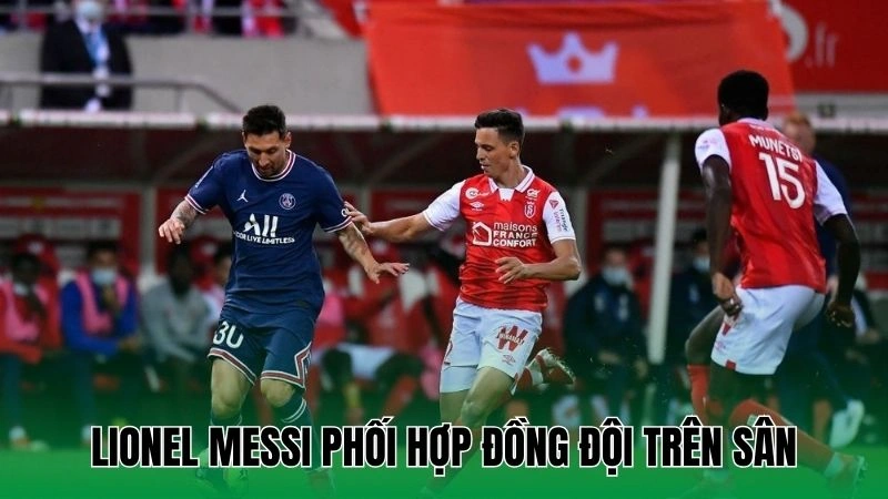 Lionel Messi phối hợp đồng đội trên sân